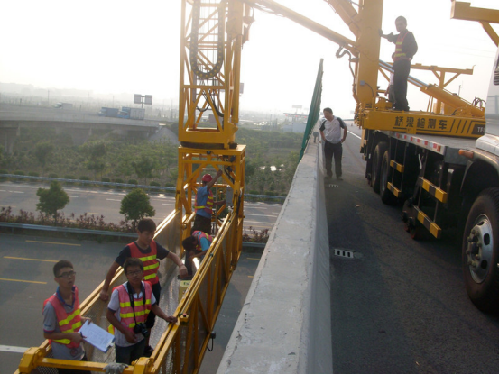 在遵循橋梁加固質(zhì)量驗(yàn)收規(guī)范前，做好橋梁加固施工工作。
