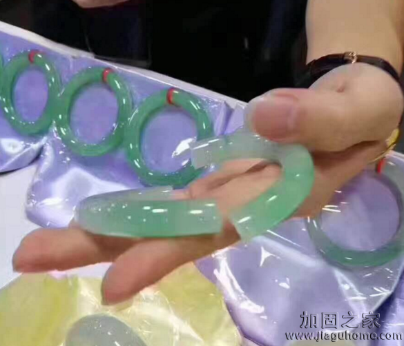 女子摔斷30萬(wàn)玉鐲后竟不知所蹤，手鐲能進(jìn)行改造加固設(shè)計(jì)？