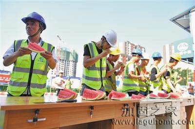 一線工人高溫天氣加固危房不停歇，只為盡快完成加固工程