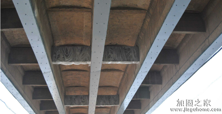 施工期間，為什么在鋼柱總是受到壓縮時，在混凝土柱中加鋼筋？