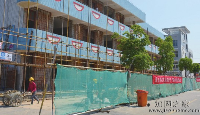 8月，全國多所中小學校園改造加固工程正火熱進行