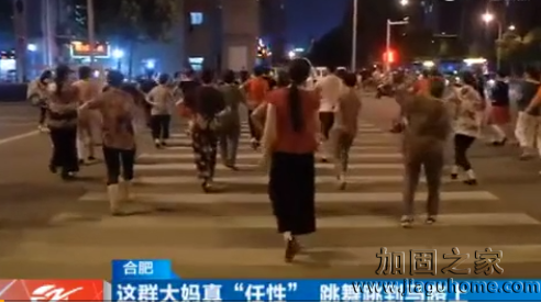 廣場(chǎng)舞大媽侵占馬路
