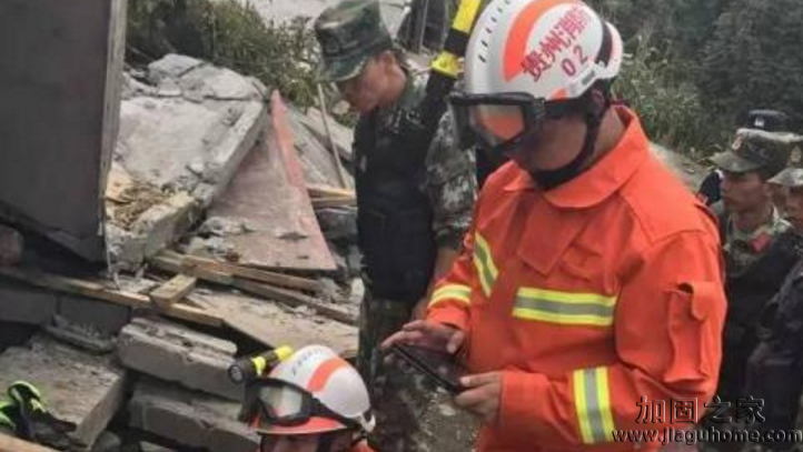 消防隊(duì)員緊急搜救