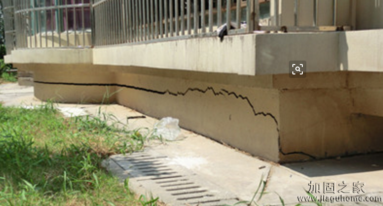 南寧一居民樓前地基現(xiàn)下沉和開(kāi)裂，已做地基加固