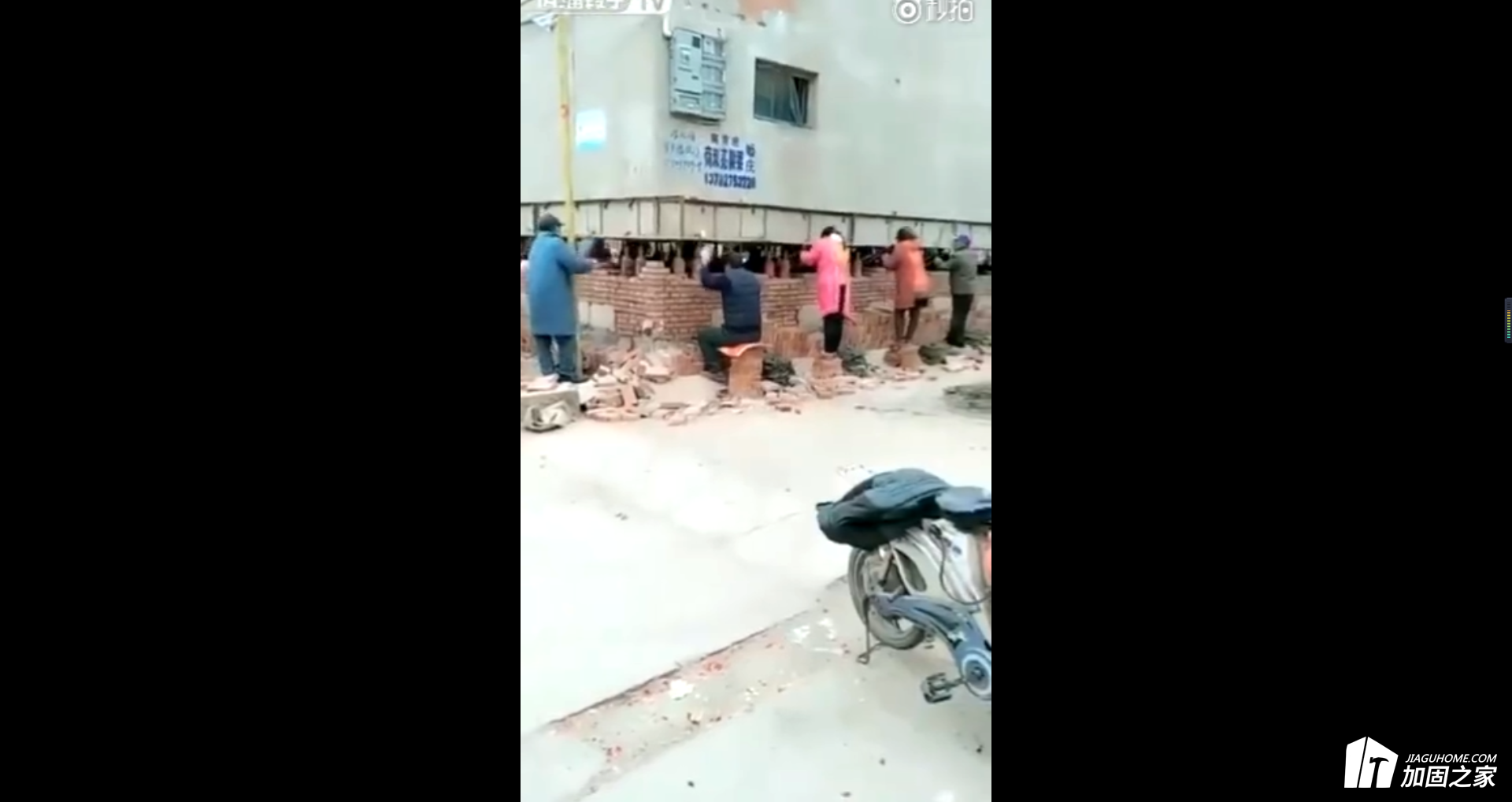 地基加固，樓房頂升，竟然有上百人一起壓千斤頂。