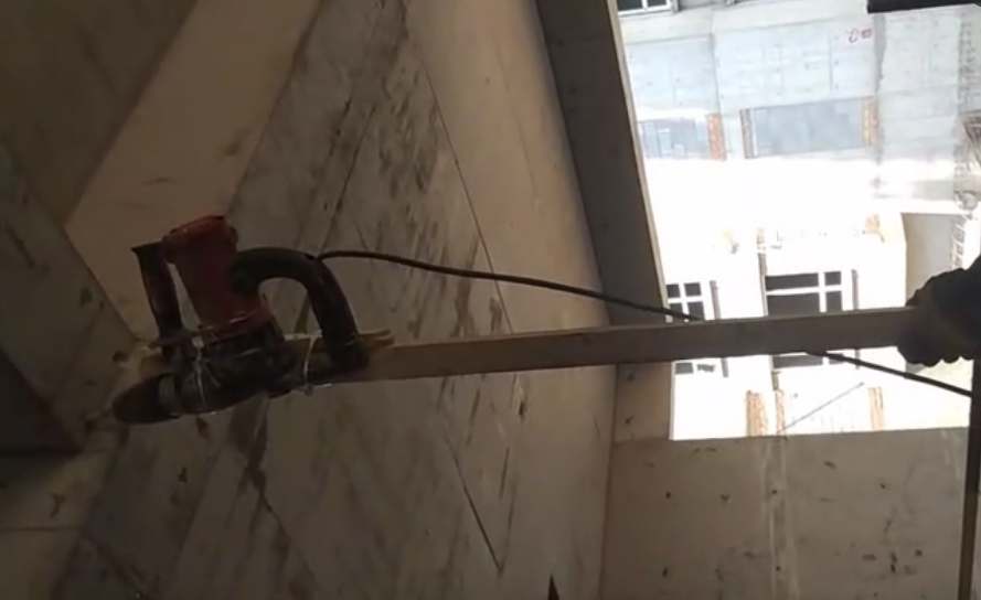 實(shí)拍農(nóng)村小伙工地植筋，自制的工具亮啦