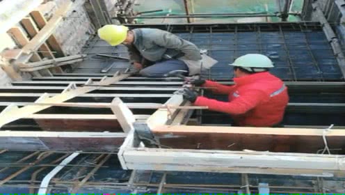 實(shí)拍工地農(nóng)民工加固樓梯模板的施工過程
