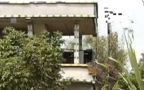 廣州番禺 房屋傾斜開裂 誰是罪魁禍?zhǔn)祝?></a>
                            <span>02::24</span>
                        </div>
                        <div   id=