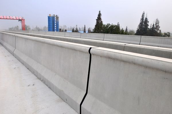 1518574798673165.jpg 橋梁防撞墻.jpg