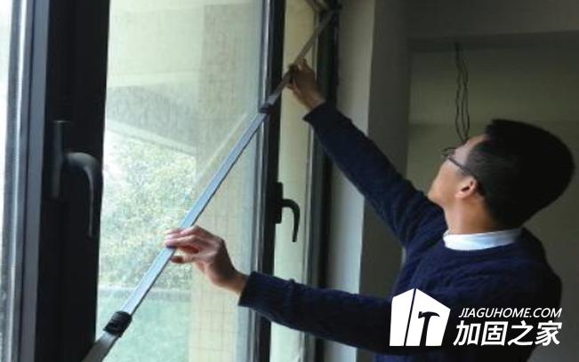 當(dāng)房屋出現(xiàn)安全問(wèn)題時(shí)，房屋安全責(zé)任人應(yīng)該負(fù)哪些責(zé)任？