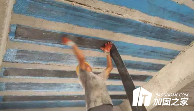 房屋出現(xiàn)裂縫時(shí)，如何對(duì)裂縫進(jìn)行怎樣的檢測(cè)？