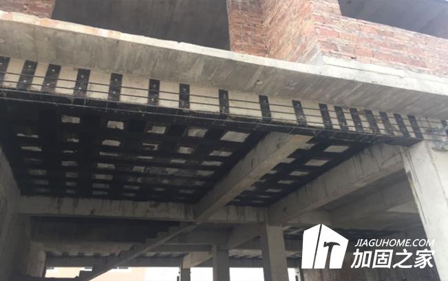 在房屋加固時(shí)，碳纖維加固和粘鋼加固應(yīng)該如何選擇?