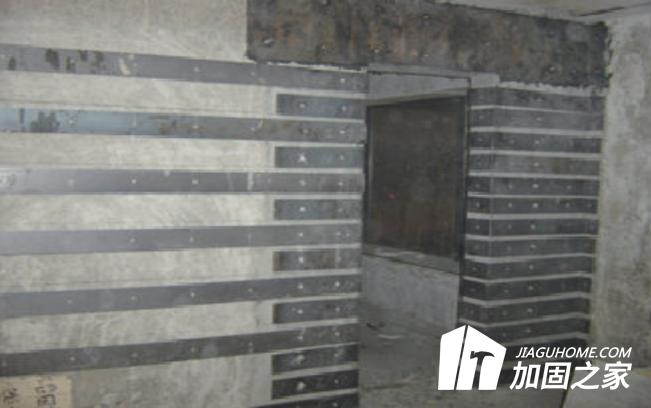 在粘鋼加固施工中，結(jié)構(gòu)膠的使用方法