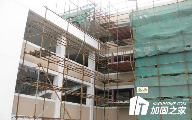 校舍抗震加固施工時，需要注意哪些事項?