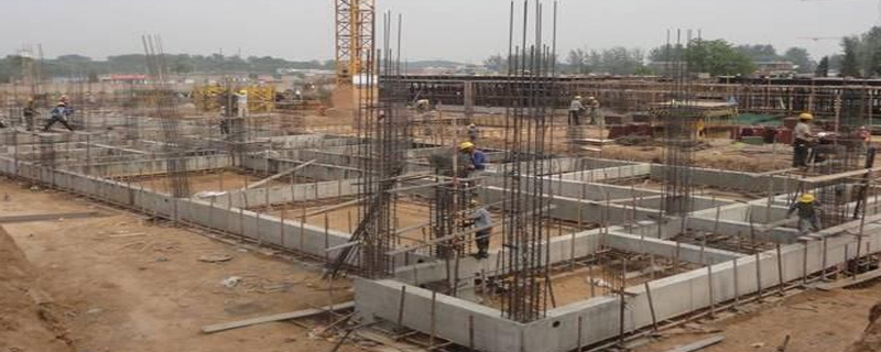 基礎梁要不要穿過承臺