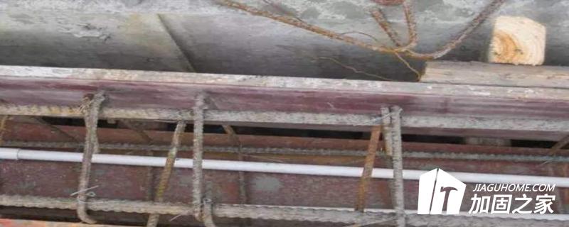 為什么鋼骨架在與綴板焊接前，需先用卡具勒緊?