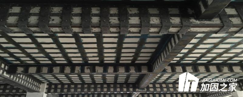 粘貼鋼板法加固受彎構(gòu)件板，除應(yīng)符合正截面承載力的基本假定外，尚應(yīng)符合下列規(guī)定