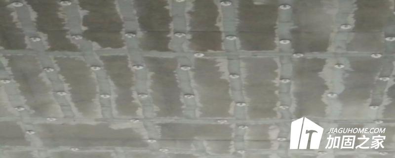 鋼板與混凝土間隙不均勻，注膠速度過快