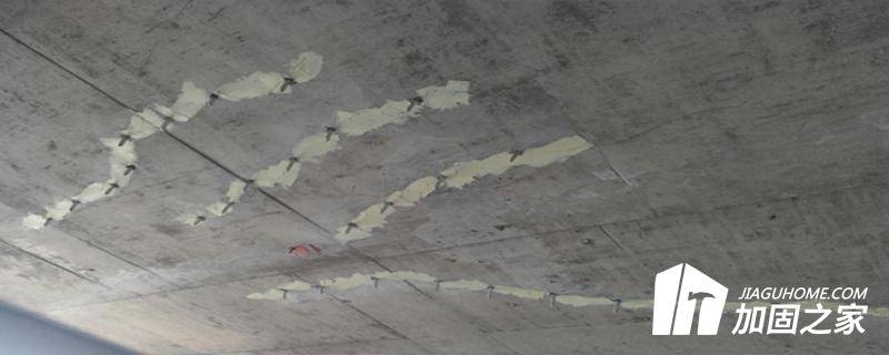 由于膠液向混凝土中滲透，造成頂部或邊角位置膠層脫空