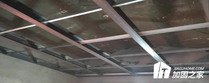 鋼結構構件有下列現(xiàn)象之一者，應評定為危險點