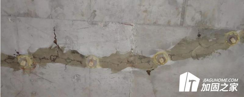 針對裂縫的不同位置進(jìn)行針對性施工
