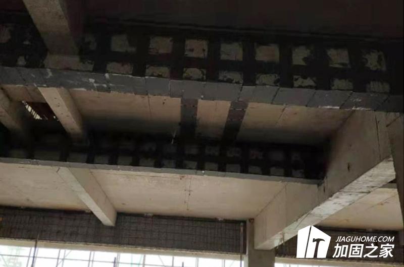 采用粘鋼加固，做好加固工程