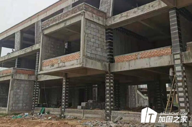 采用粘鋼加固，做好加固工程