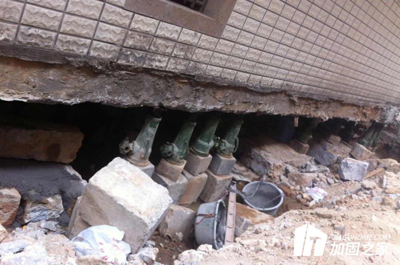 針對(duì)房子傾斜問題時(shí)常用的加固方法