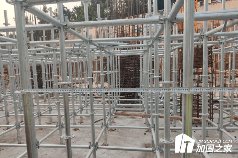 確定垂直載荷值時，增加壓縮構件的承載能力涉及兩個方面