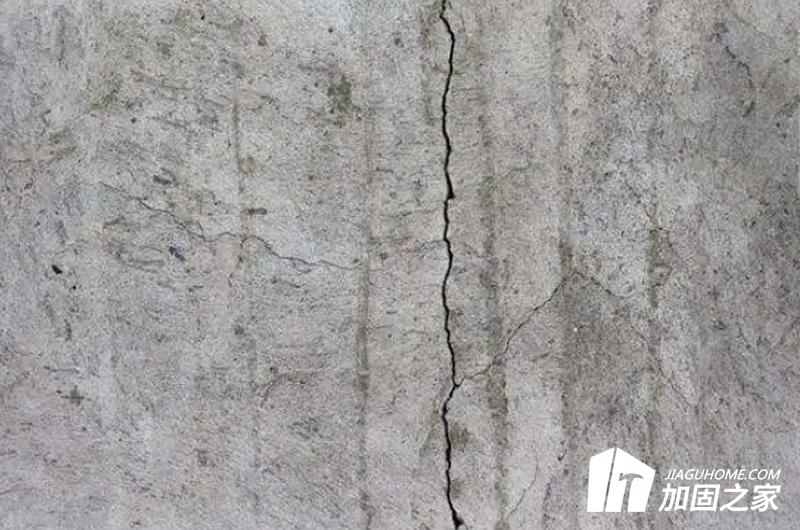 在處理墻面裂縫時(shí)，這幾個(gè)方面需要重視