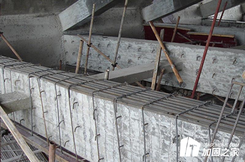 針對(duì)混凝土表現(xiàn)出的不足現(xiàn)象，應(yīng)該采取什么樣的加固方法?