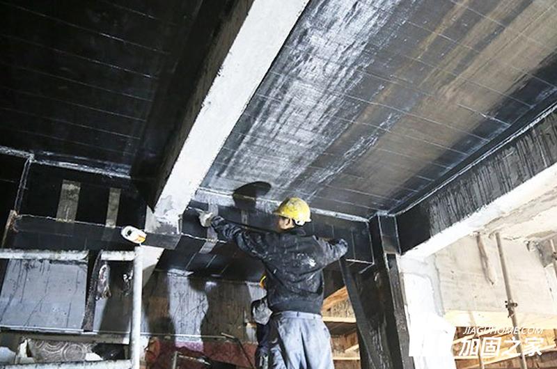 進行粘貼碳纖維布時，也有很地方是需要注意的