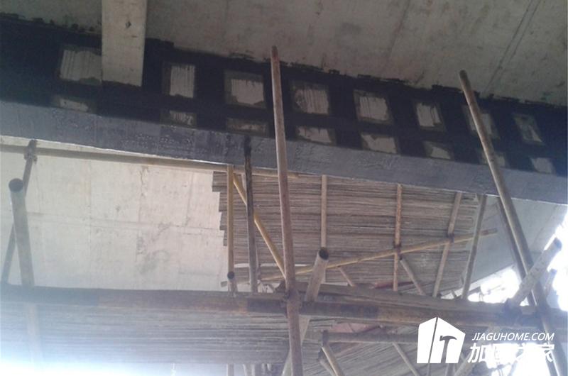 粘貼碳纖維布對(duì)提高橋梁的承載能力比較好