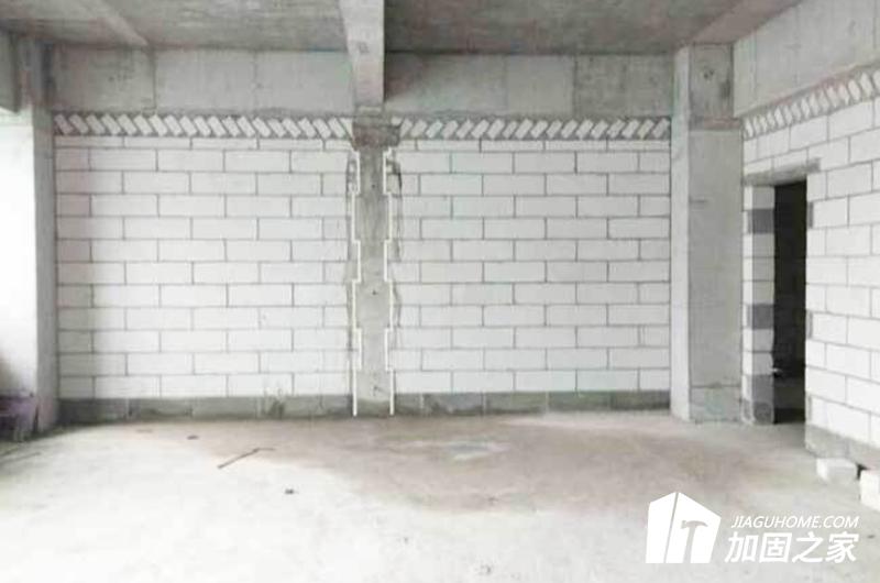 做好現(xiàn)澆板的養(yǎng)護工作，是保證混凝土強度、防治裂縫產(chǎn)生的重要環(huán)節(jié)之一。