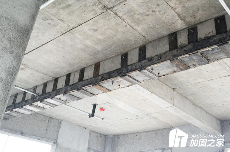 在板四角配置角筋，即輻射筋。