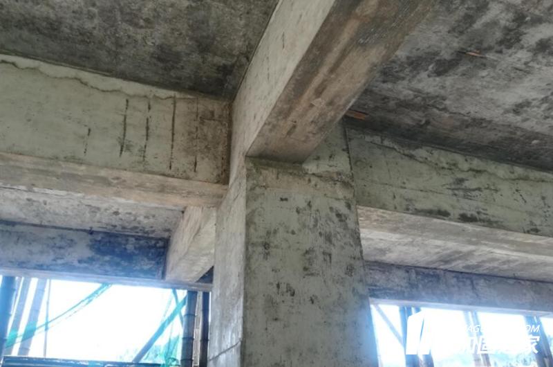 辦公樓的抗震性能按其功能的重要性可分為四類：甲、乙、丙和丁