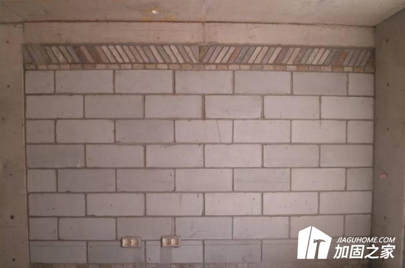 在磚墻加固施工過(guò)程中，嚴(yán)格按照施工規(guī)范進(jìn)行施工