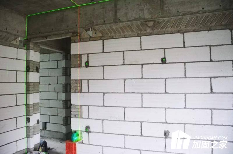 在磚墻加固施工環(huán)節(jié)，盡量控制施工總成本的開(kāi)支