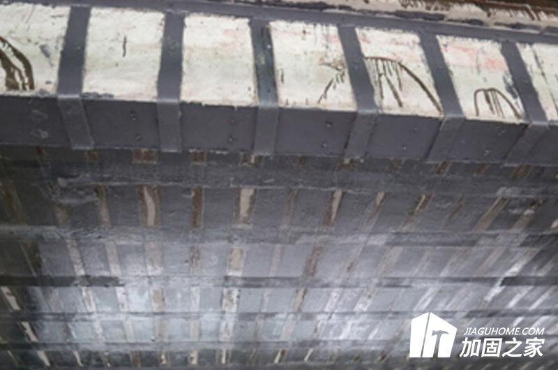 從施工流程看，碳布與粘鋼也十分相似