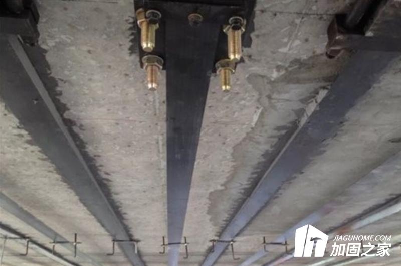 當(dāng)采用預(yù)應(yīng)力碳板加固時(shí)，需要注意哪些事項(xiàng)?