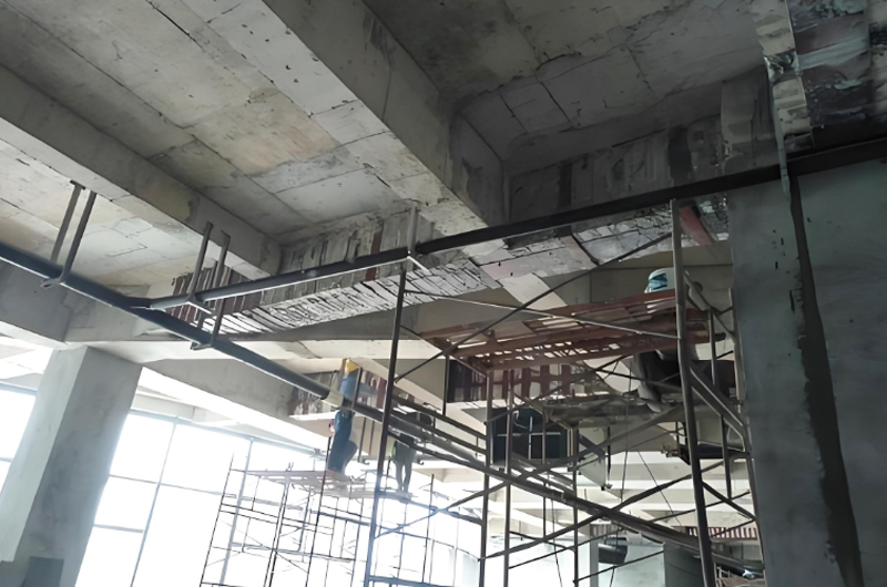 在建筑結(jié)構(gòu)加固施工期間，哪些方面的工作不可忽視?