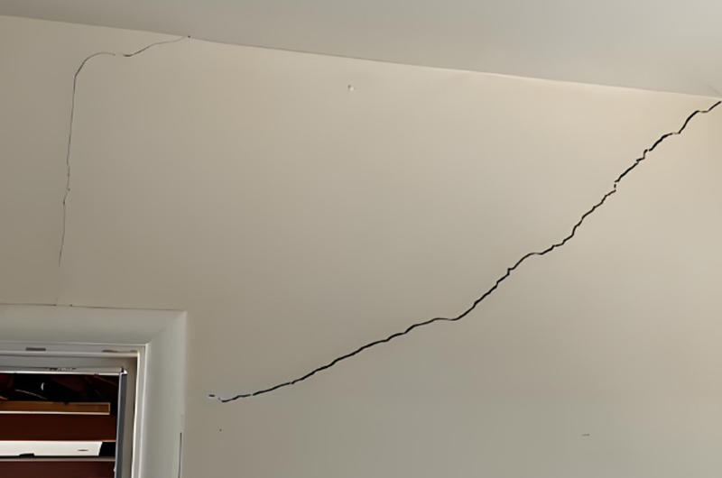在墻體中常見的就是溫度性裂縫