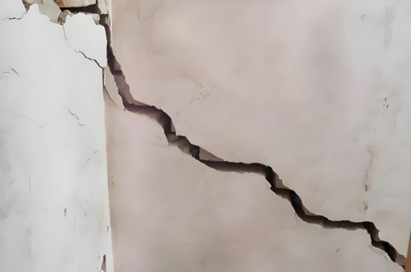 由于地基不均勻沉降而引起的裂縫